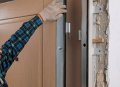 Как ставить металлические двери